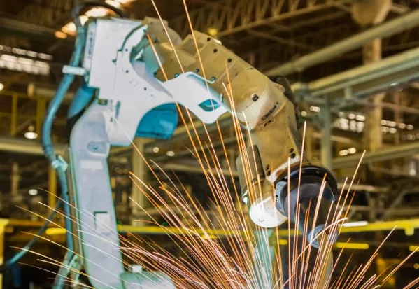 Neue Roboter-Schweißstation von Panasonic