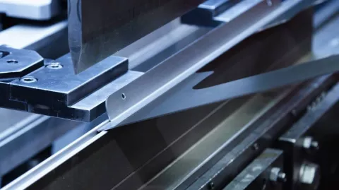 Moderne Abkantpressen im Metallbearbeitungsbetrieb Pro Metal Form
