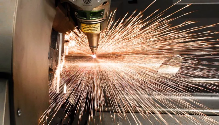 Hochleistungsbearbeitung von Rohren und Profilen mit dem Lasersystem ADIGE LT 8.20 mit Fasertechnologie