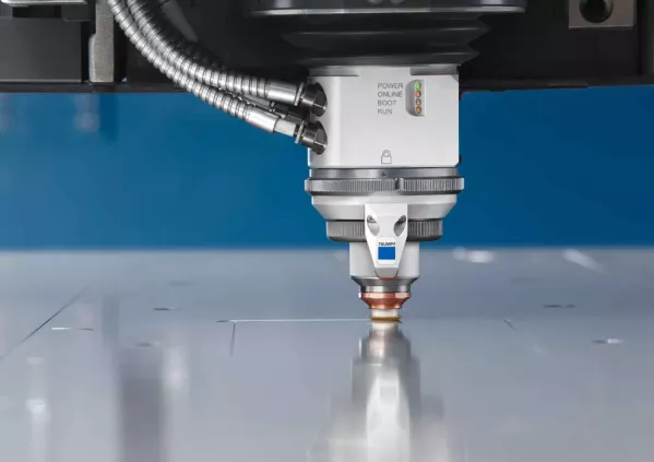 Wie beeinflussen Prozessparameter die Qualität des Laserschneidens von Blechen?